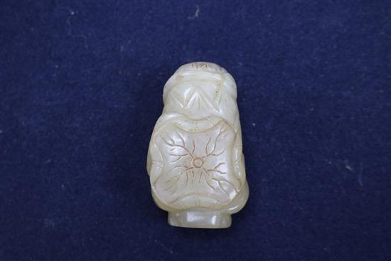 A Chinese carved hardstone snuff bottle 5.5cm